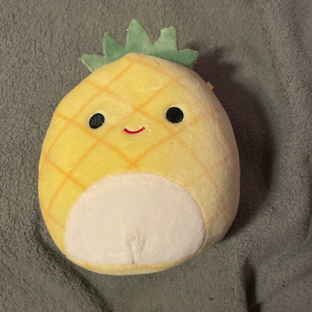mini squishmallow pineapple “Maui”